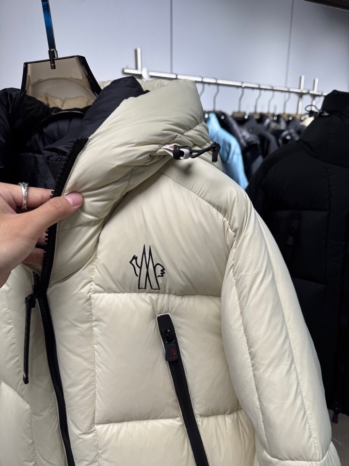 Moncler 蒙口25秋冬上新 经典爆款蒙口羽绒服 选用进口面料 充绒量实足，原版订制五金配件全进口原
