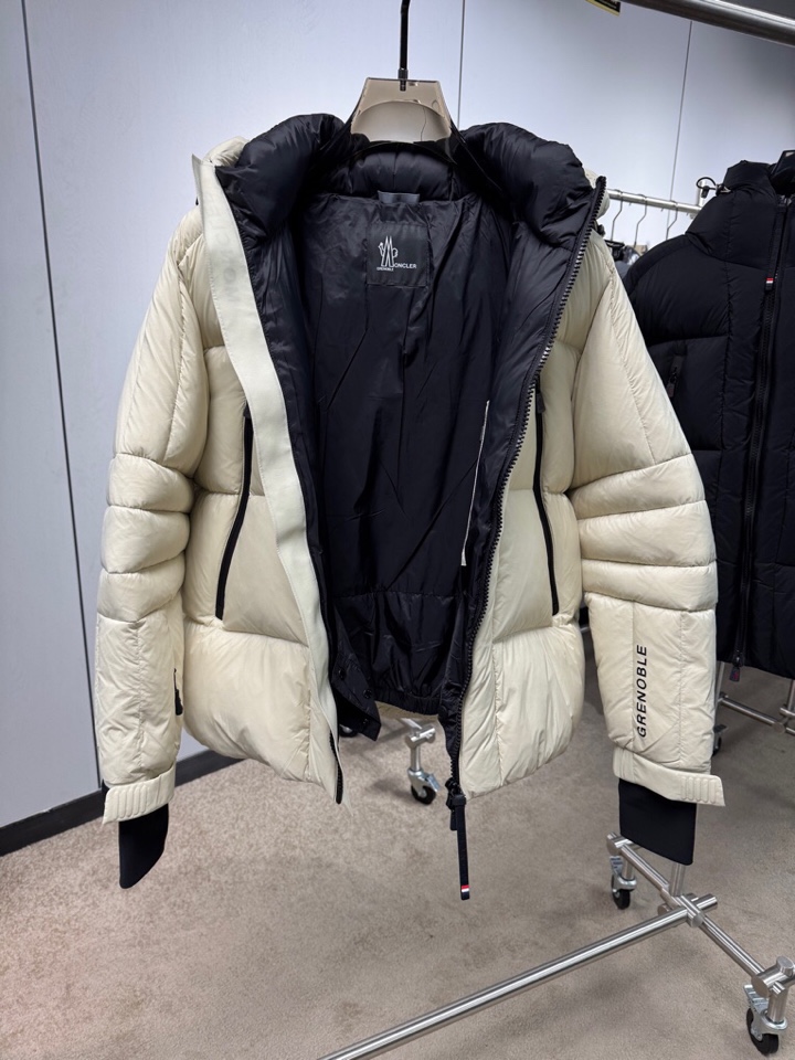 Moncler 蒙口25秋冬上新 经典爆款蒙口羽绒服 选用进口面料 充绒量实足，原版订制五金配件全进口原