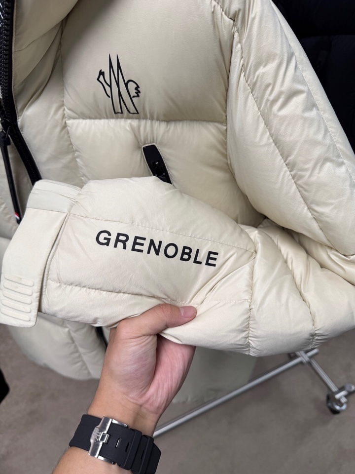 Moncler 蒙口25秋冬上新 经典爆款蒙口羽绒服 选用进口面料 充绒量实足，原版订制五金配件全进口原