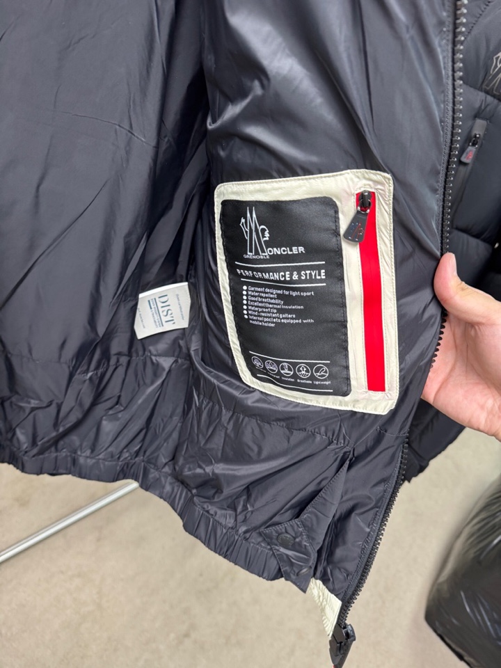Moncler 蒙口25秋冬上新 经典爆款蒙口羽绒服 选用进口面料 充绒量实足，原版订制五金配件全进口原