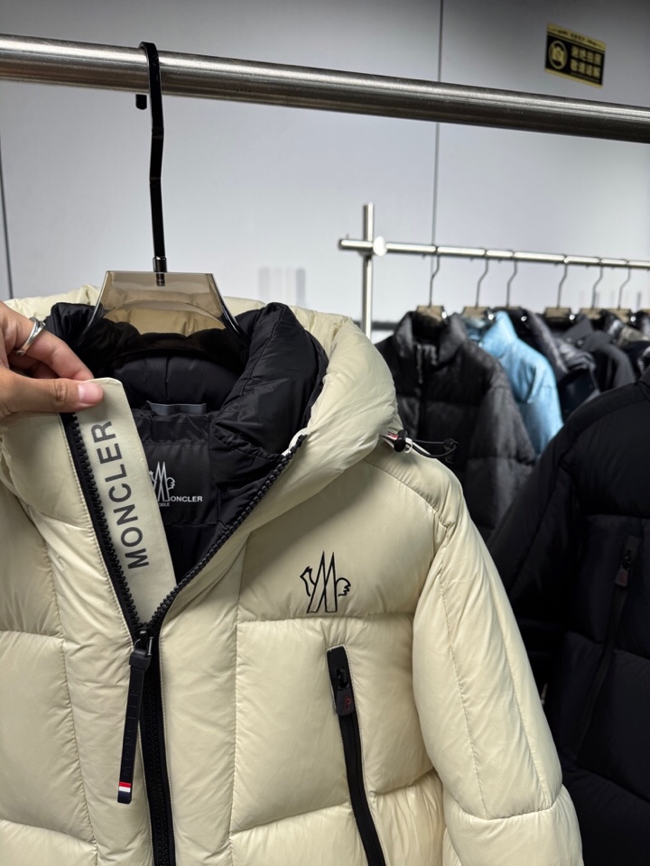 Moncler 蒙口25秋冬上新 经典爆款蒙口羽绒服 选用进口面料 充绒量实足，原版订制五金配件全进口原