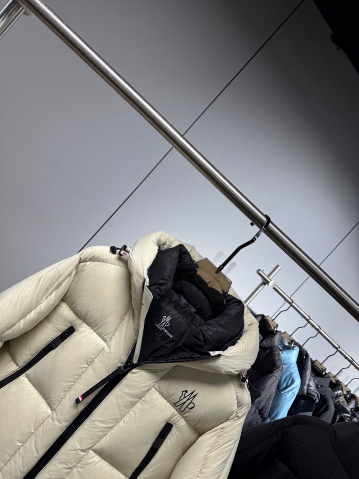 Moncler 蒙口25秋冬上新 经典爆款蒙口羽绒服 选用进口面料 充绒量实足，原版订制五金配件全进口原