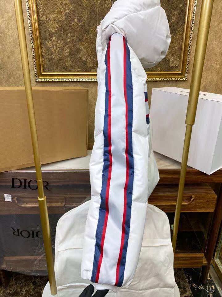 Dior 迪奥2025冬季新品羽绒服外套 ， 充绒量实足，原版订制五金配件全进口原版定制， 绝对的高品质
