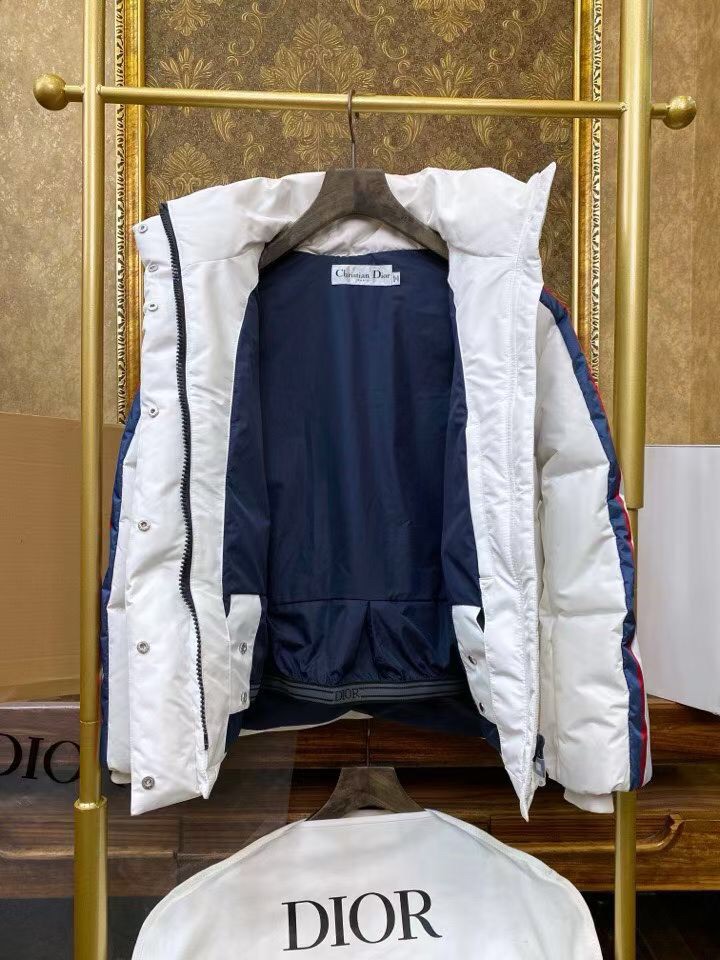 Dior 迪奥2025冬季新品羽绒服外套 ， 充绒量实足，原版订制五金配件全进口原版定制， 绝对的高品质