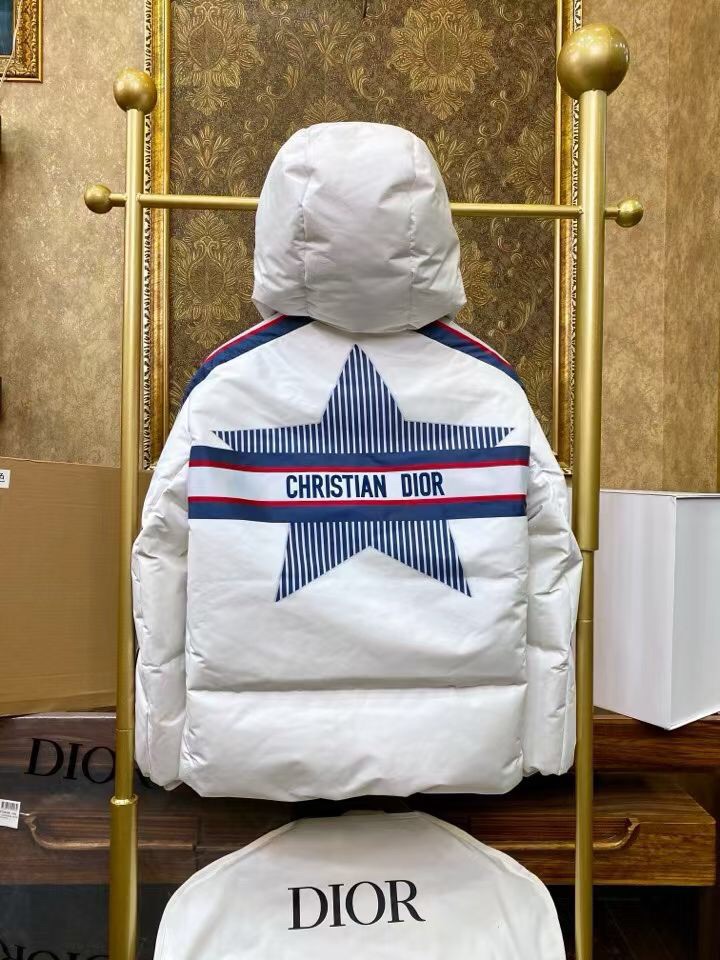 Dior 迪奥2025冬季新品羽绒服外套 ， 充绒量实足，原版订制五金配件全进口原版定制， 绝对的高品质