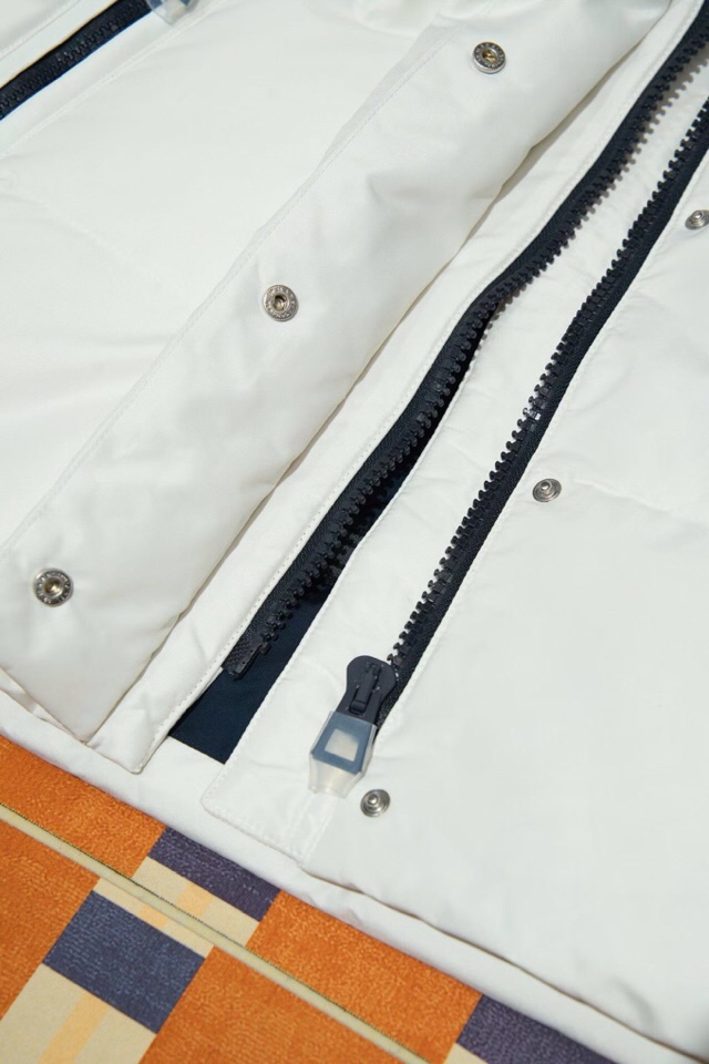 Dior 迪奥2025冬季新品羽绒服外套 ， 充绒量实足，原版订制五金配件全进口原版定制， 绝对的高品质