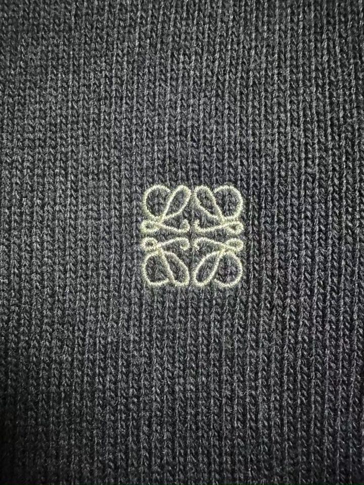 LOEWE 罗意威新款原版圆领毛衣羊毛衫，成分100%羊毛，品牌LOGO胸花刺绣，面料柔软舒适，穿着保暖