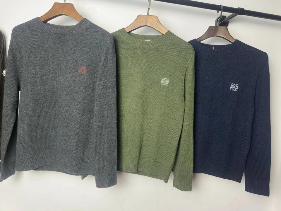 LOEWE 罗意威新款原版圆领毛衣羊毛衫，成分100%羊毛，品牌LOGO胸花刺绣，面料柔软舒适，穿着保暖