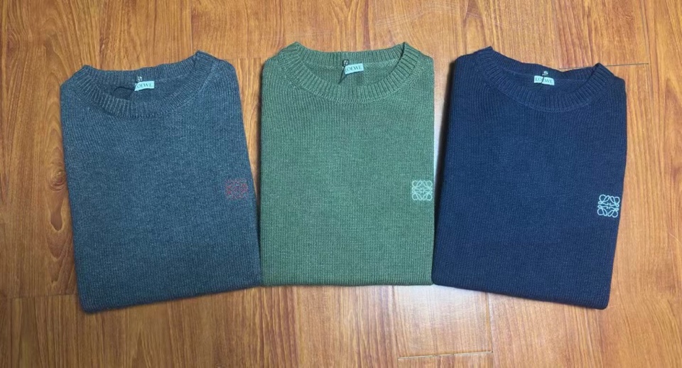 LOEWE 罗意威新款原版圆领毛衣羊毛衫，成分100%羊毛，品牌LOGO胸花刺绣，面料柔软舒适，穿着保暖