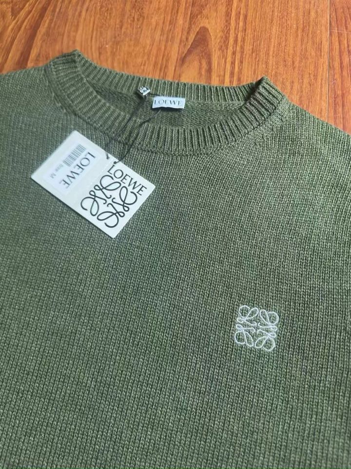 LOEWE 罗意威新款原版圆领毛衣羊毛衫，成分100%羊毛，品牌LOGO胸花刺绣，面料柔软舒适，穿着保暖