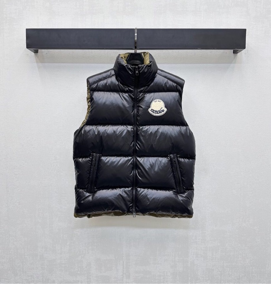 Moncler 蒙口2025新品上架，立领撞色羽绒马甲 定制YB进口尼龙材质 内里填充羽绒，保暖舒适 两