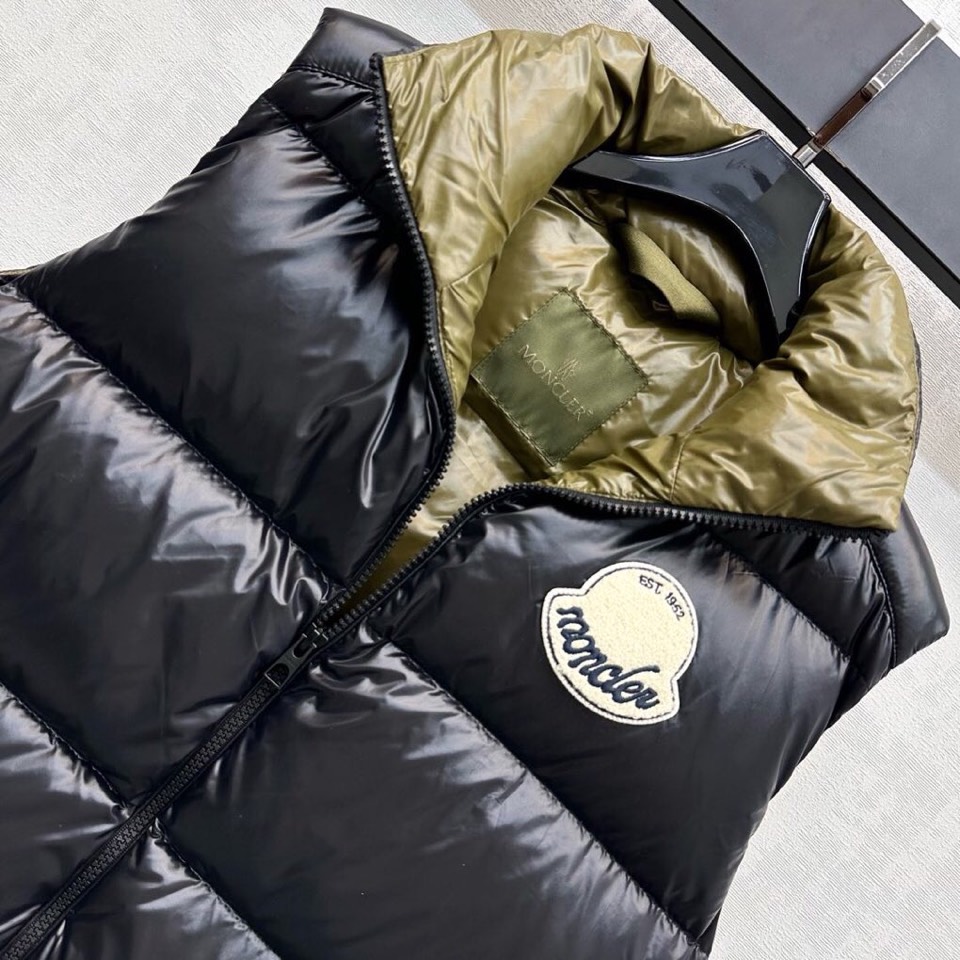 Moncler 蒙口2025新品上架，立领撞色羽绒马甲 定制YB进口尼龙材质 内里填充羽绒，保暖舒适 两
