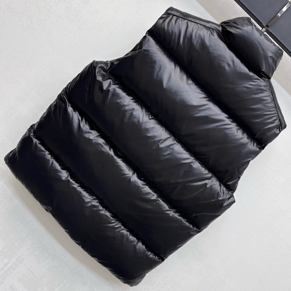 Moncler 蒙口2025新品上架，立领撞色羽绒马甲 定制YB进口尼龙材质 内里填充羽绒，保暖舒适 两