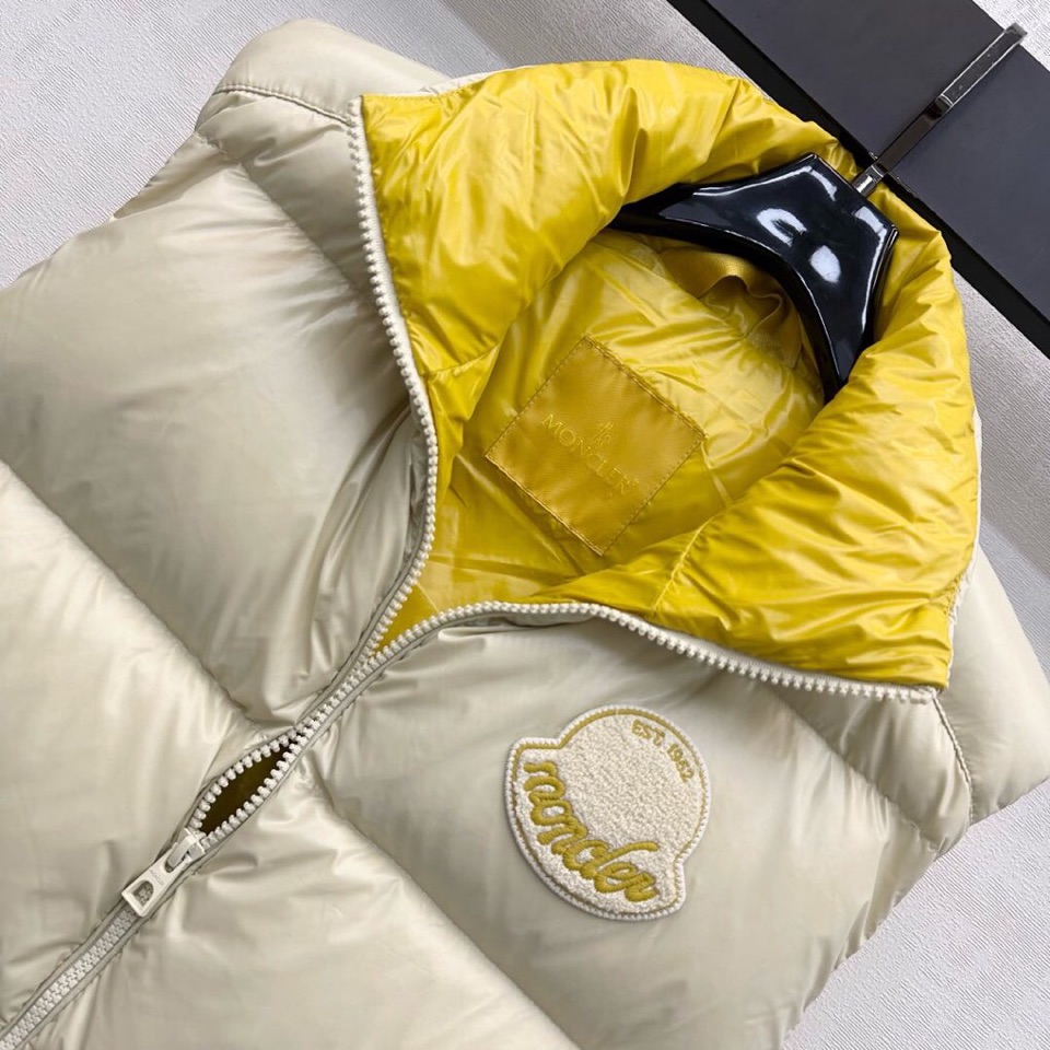 Moncler 蒙口2025新品上架，立领撞色羽绒马甲 定制YB进口尼龙材质 内里填充羽绒，保暖舒适 两