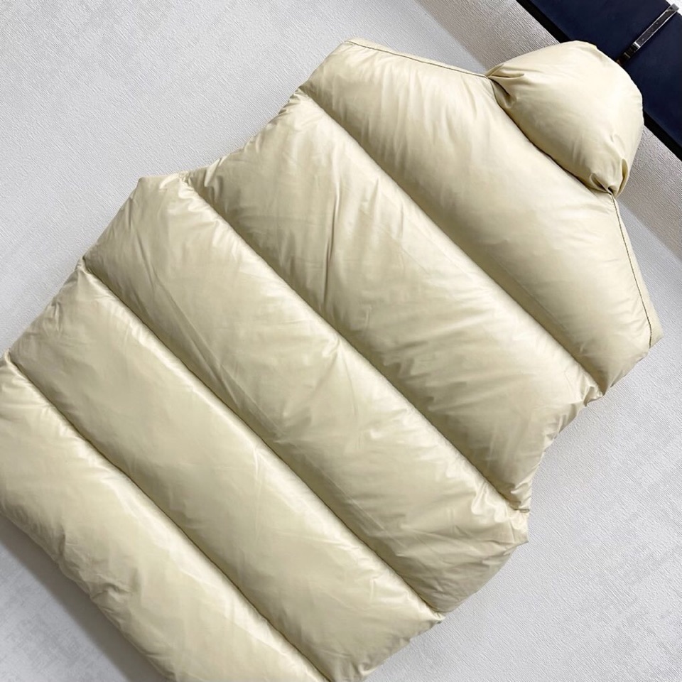 Moncler 蒙口2025新品上架，立领撞色羽绒马甲 定制YB进口尼龙材质 内里填充羽绒，保暖舒适 两
