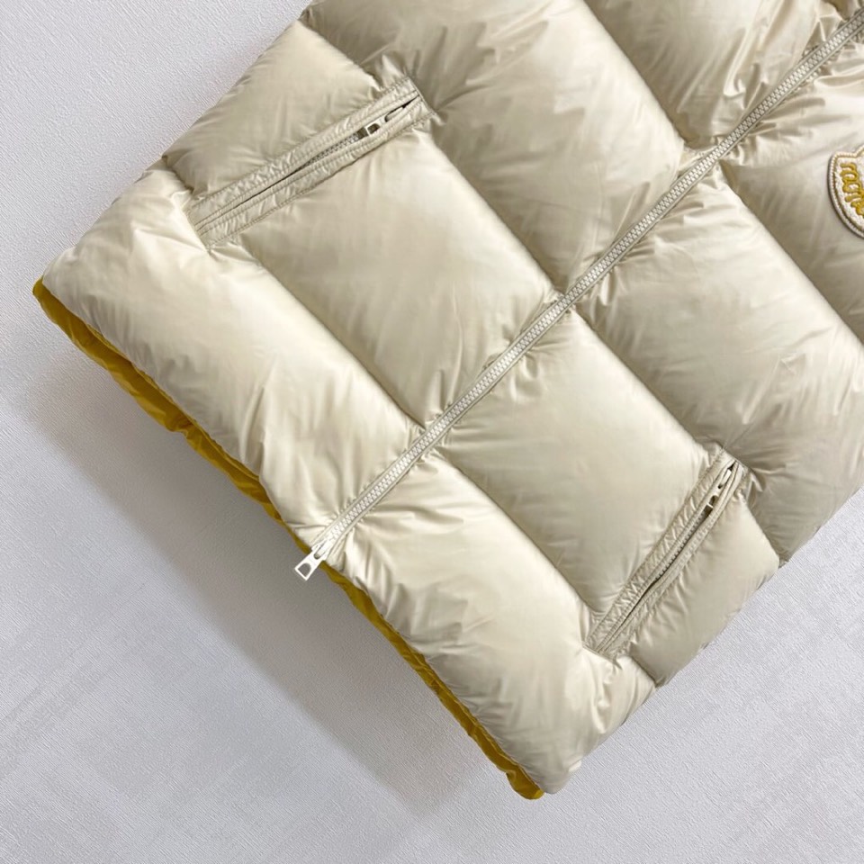 Moncler 蒙口2025新品上架，立领撞色羽绒马甲 定制YB进口尼龙材质 内里填充羽绒，保暖舒适 两