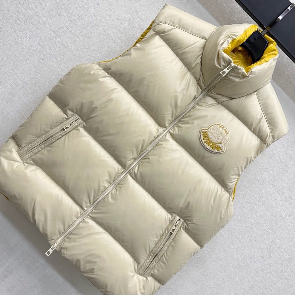 Moncler 蒙口2025新品上架，立领撞色羽绒马甲 定制YB进口尼龙材质 内里填充羽绒，保暖舒适 两