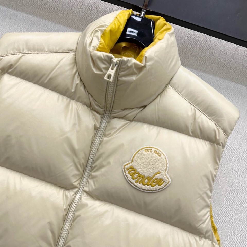 Moncler 蒙口2025新品上架，立领撞色羽绒马甲 定制YB进口尼龙材质 内里填充羽绒，保暖舒适 两
