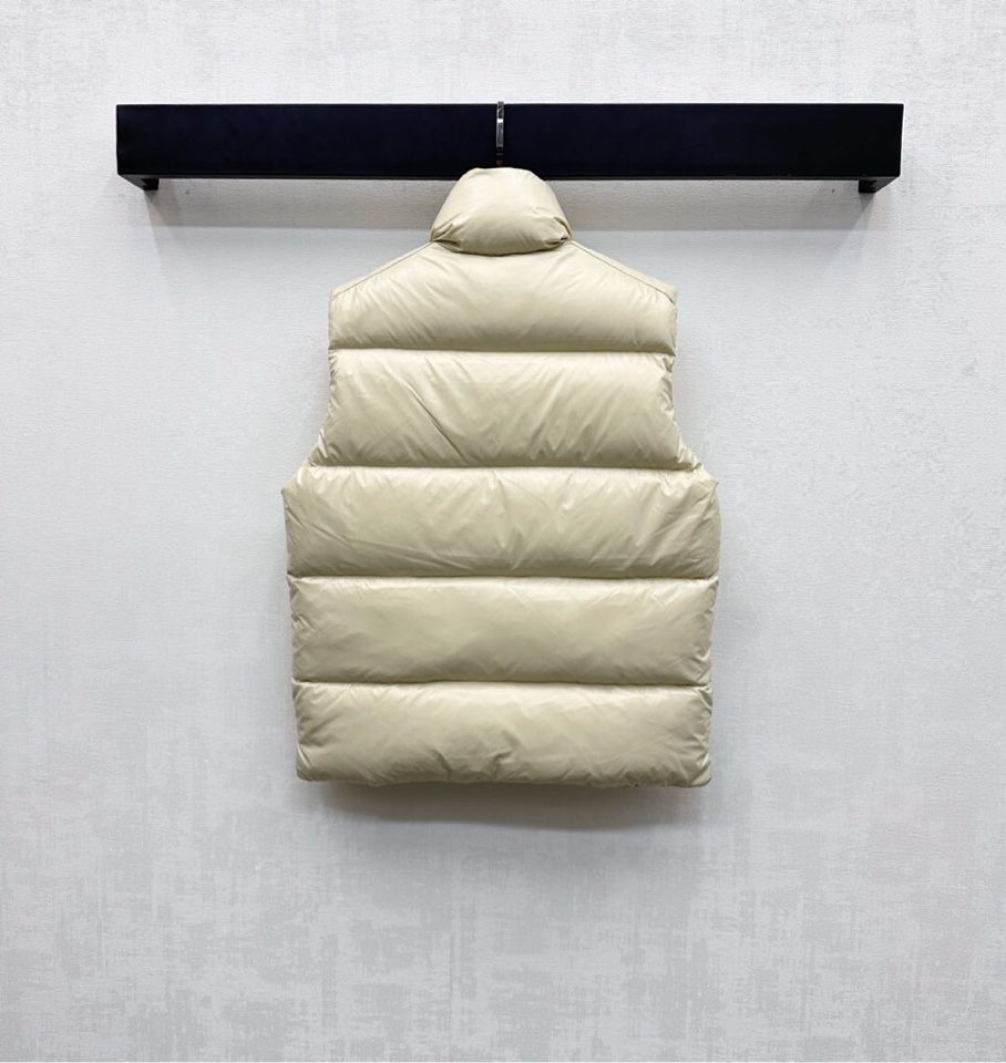 Moncler 蒙口2025新品上架，立领撞色羽绒马甲 定制YB进口尼龙材质 内里填充羽绒，保暖舒适 两