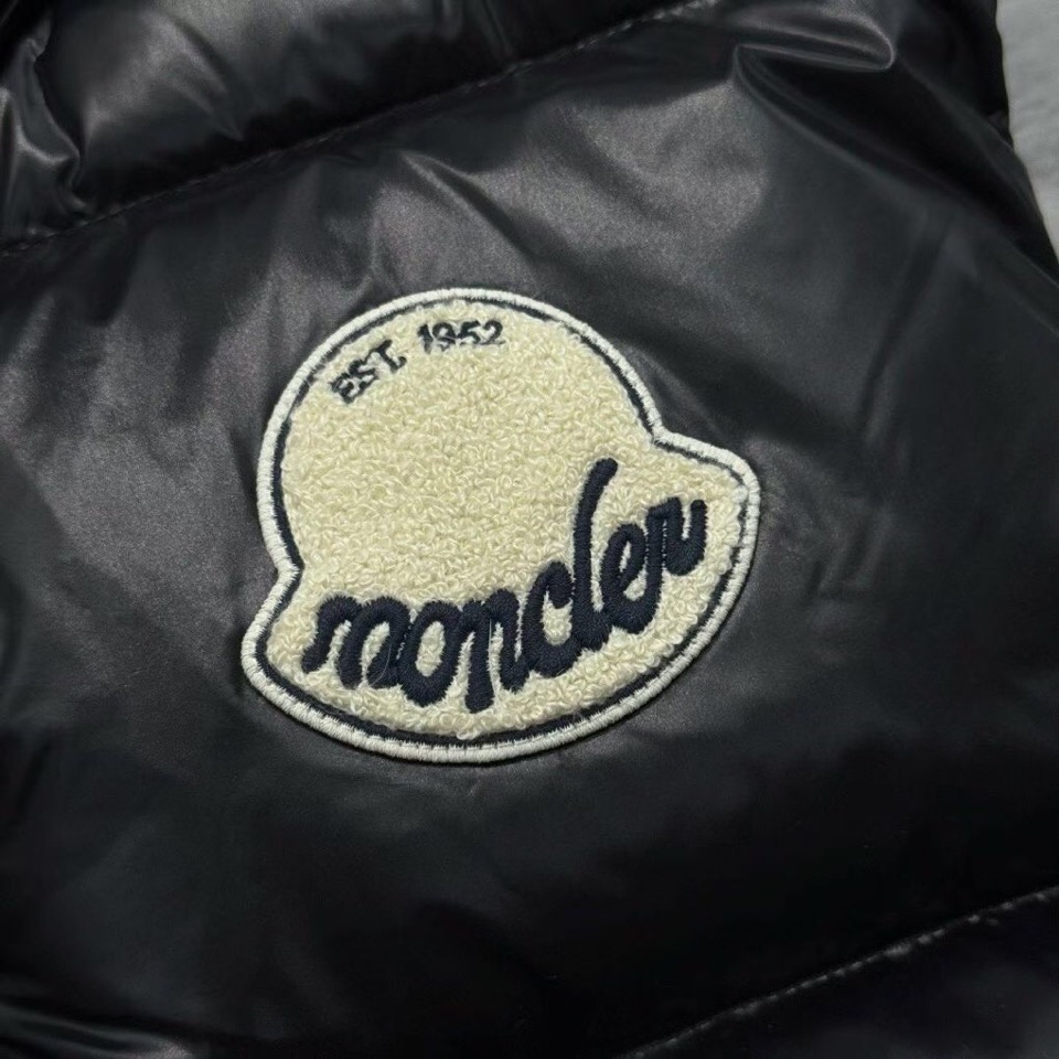 Moncler 蒙口2025新品上架，立领撞色羽绒马甲 定制YB进口尼龙材质 内里填充羽绒，保暖舒适 两
