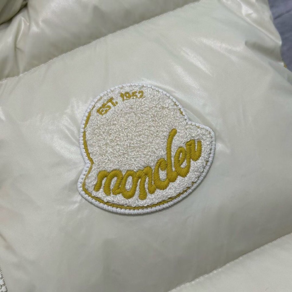 Moncler 蒙口2025新品上架，立领撞色羽绒马甲 定制YB进口尼龙材质 内里填充羽绒，保暖舒适 两