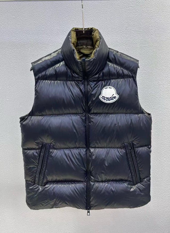 Moncler 蒙口2025新品上架，立领撞色羽绒马甲 定制YB进口尼龙材质 内里填充羽绒，保暖舒适 两
