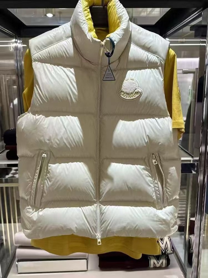 Moncler 蒙口2025新品上架，立领撞色羽绒马甲 定制YB进口尼龙材质 内里填充羽绒，保暖舒适 两