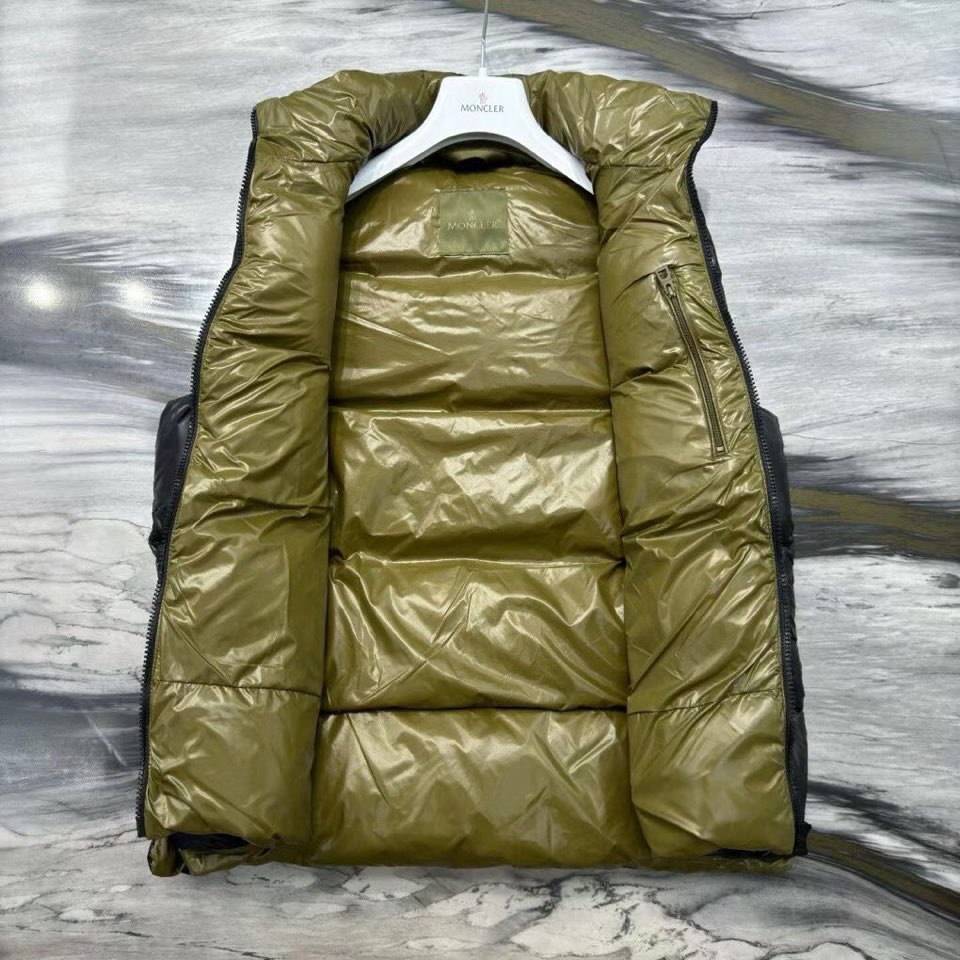 Moncler 蒙口2025新品上架，立领撞色羽绒马甲 定制YB进口尼龙材质 内里填充羽绒，保暖舒适 两