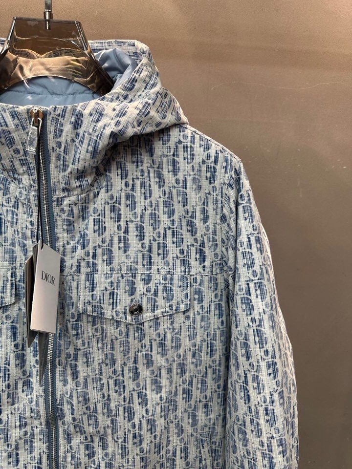 Dior 迪奥提花连帽羽绒服外套 满身logo印花设计\n颜色:黑 浅蓝 烫金 灰色\n码数: S M 