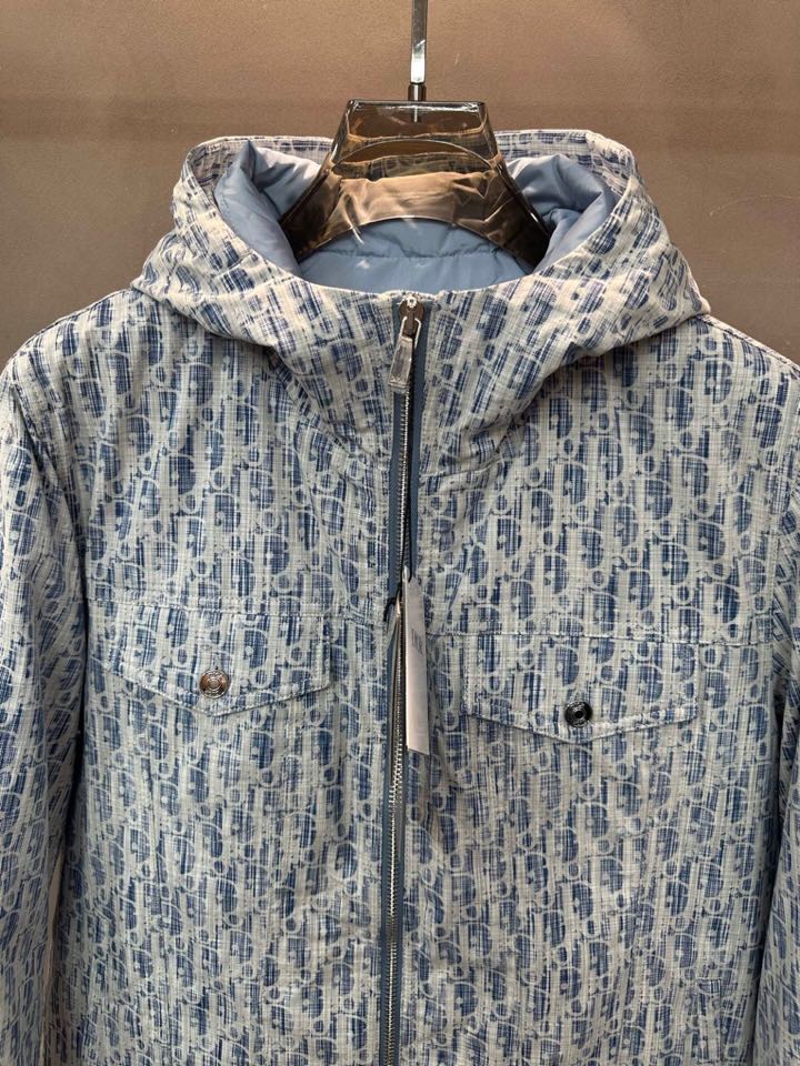 Dior 迪奥提花连帽羽绒服外套 满身logo印花设计\n颜色:黑 浅蓝 烫金 灰色\n码数: S M 