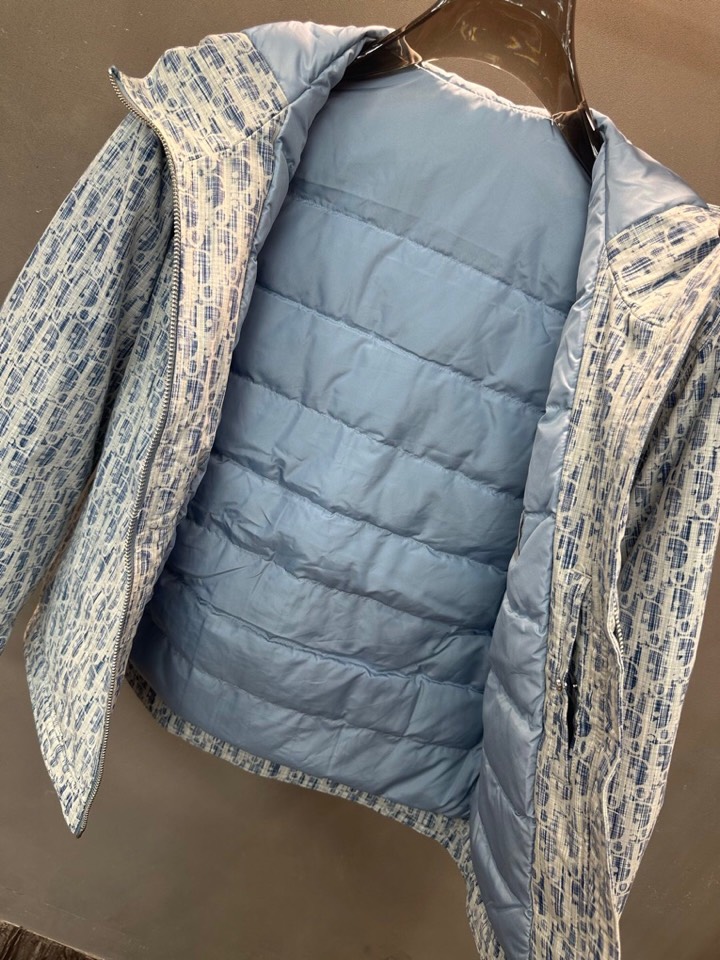 Dior 迪奥提花连帽羽绒服外套 满身logo印花设计\n颜色:黑 浅蓝 烫金 灰色\n码数: S M 
