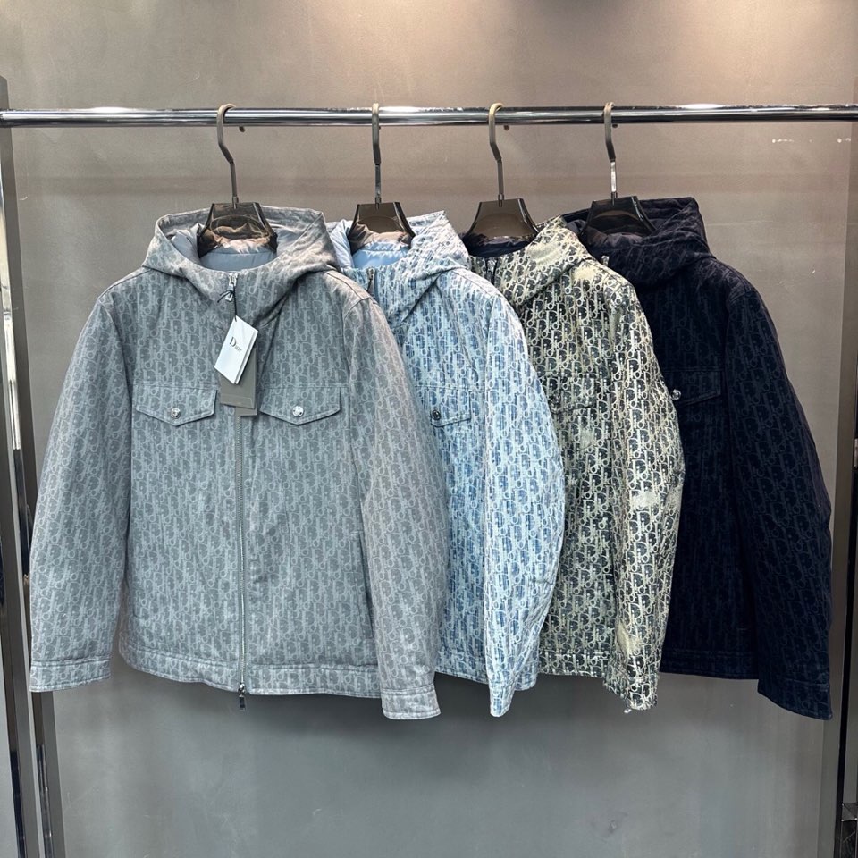 Dior 迪奥提花连帽羽绒服外套 满身logo印花设计\n颜色:黑 浅蓝 烫金 灰色\n码数: S M 