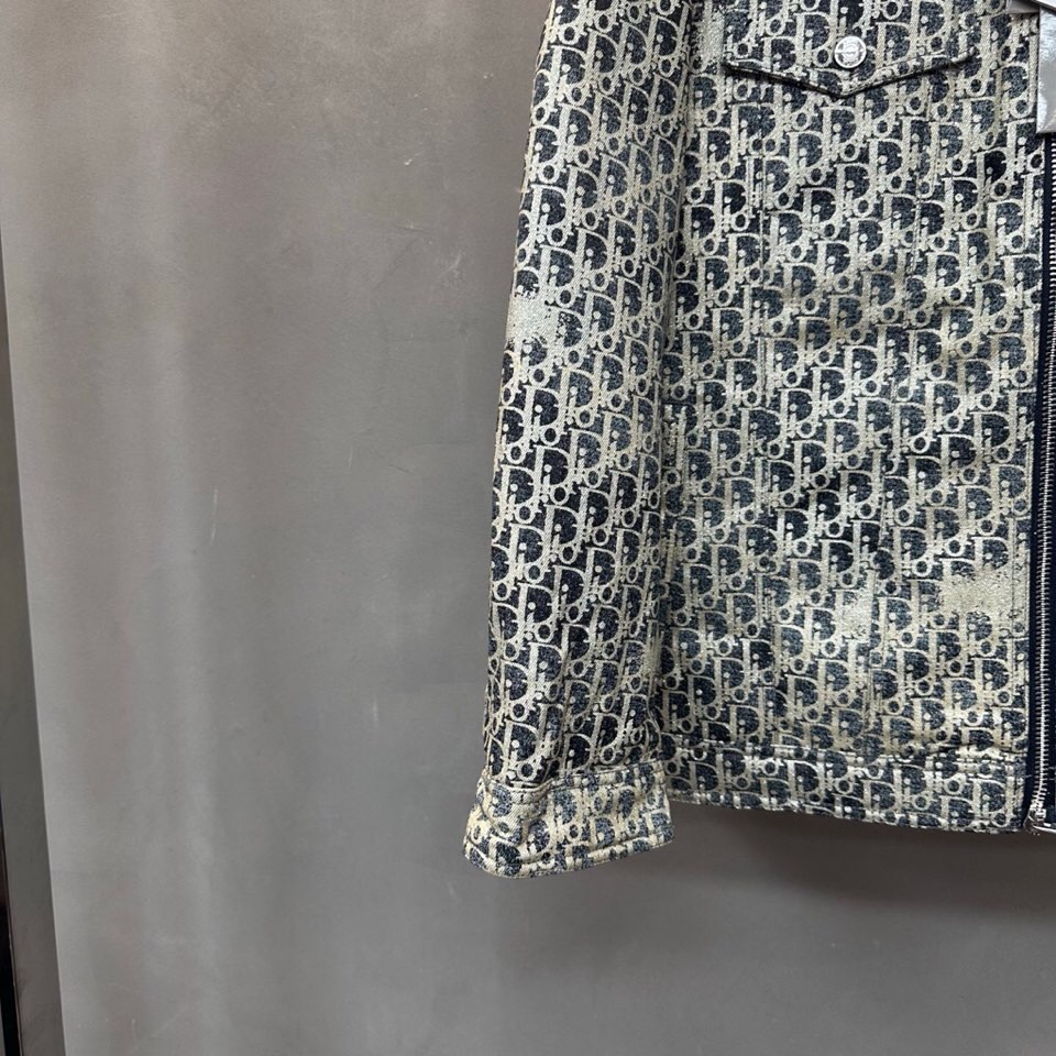 Dior 迪奥提花连帽羽绒服外套 满身logo印花设计\n颜色:黑 浅蓝 烫金 灰色\n码数: S M 