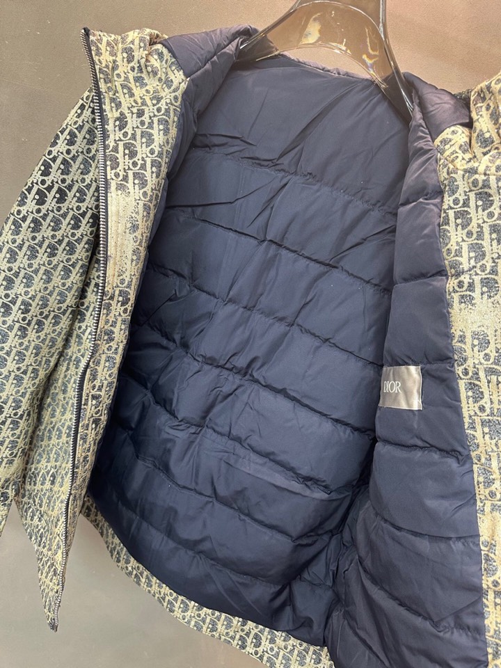 Dior 迪奥提花连帽羽绒服外套 满身logo印花设计\n颜色:黑 浅蓝 烫金 灰色\n码数: S M 