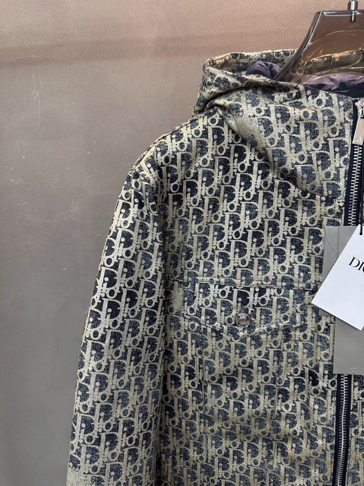 Dior 迪奥提花连帽羽绒服外套 满身logo印花设计\n颜色:黑 浅蓝 烫金 灰色\n码数: S M 