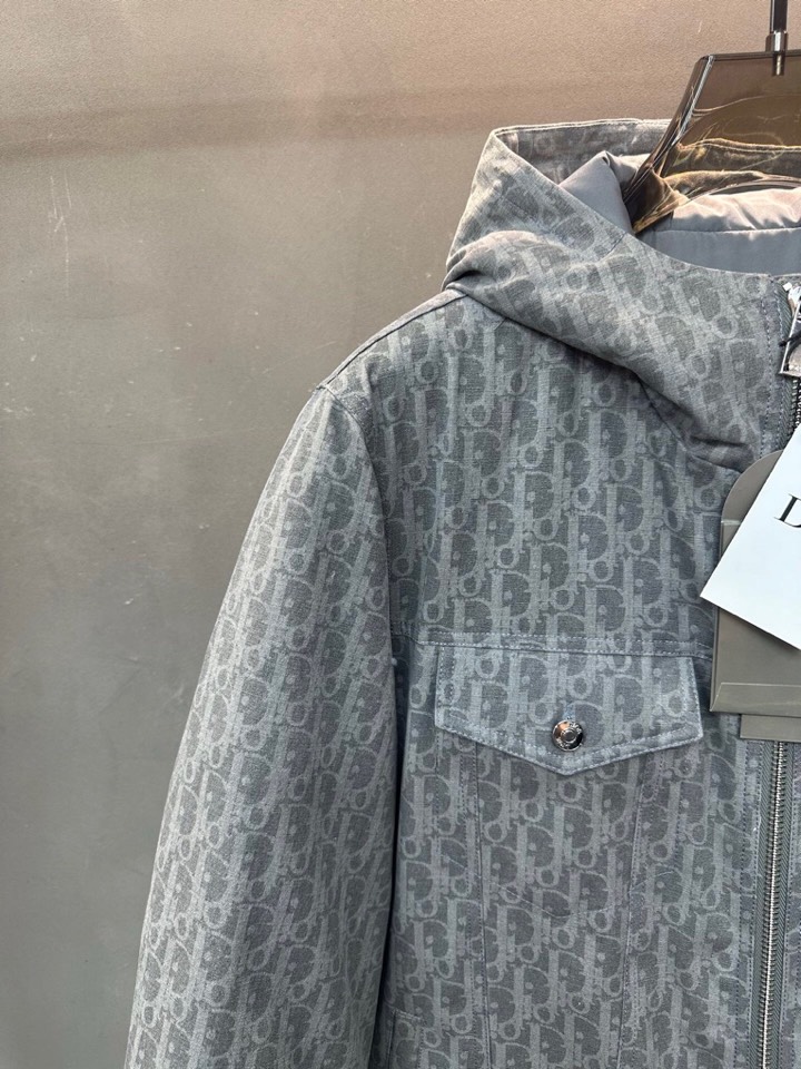 Dior 迪奥提花连帽羽绒服外套 满身logo印花设计\n颜色:黑 浅蓝 烫金 灰色\n码数: S M 
