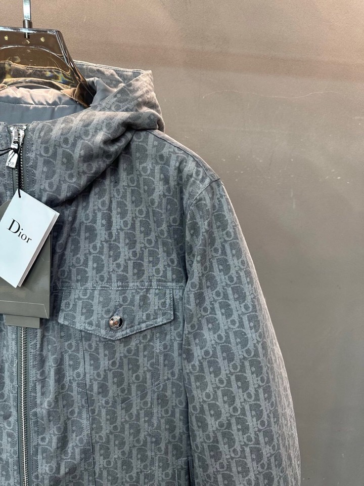 Dior 迪奥提花连帽羽绒服外套 满身logo印花设计\n颜色:黑 浅蓝 烫金 灰色\n码数: S M 