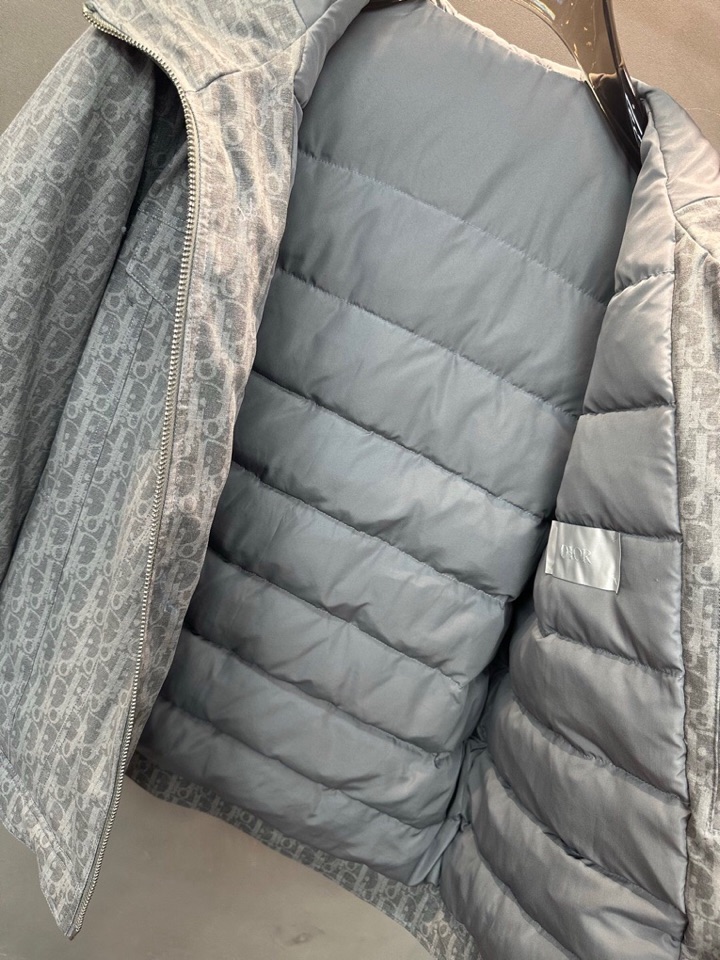 Dior 迪奥提花连帽羽绒服外套 满身logo印花设计\n颜色:黑 浅蓝 烫金 灰色\n码数: S M 