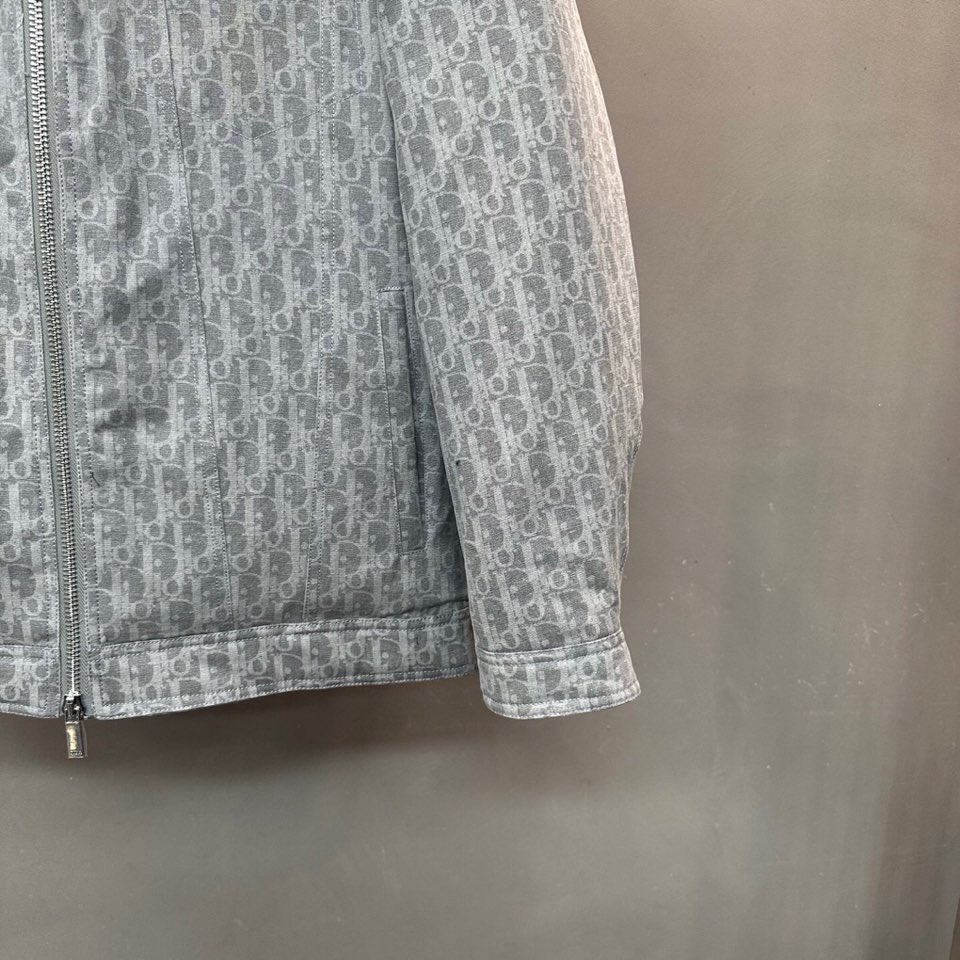 Dior 迪奥提花连帽羽绒服外套 满身logo印花设计\n颜色:黑 浅蓝 烫金 灰色\n码数: S M 