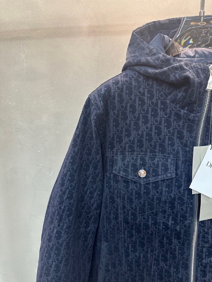 Dior 迪奥提花连帽羽绒服外套 满身logo印花设计\n颜色:黑 浅蓝 烫金 灰色\n码数: S M 