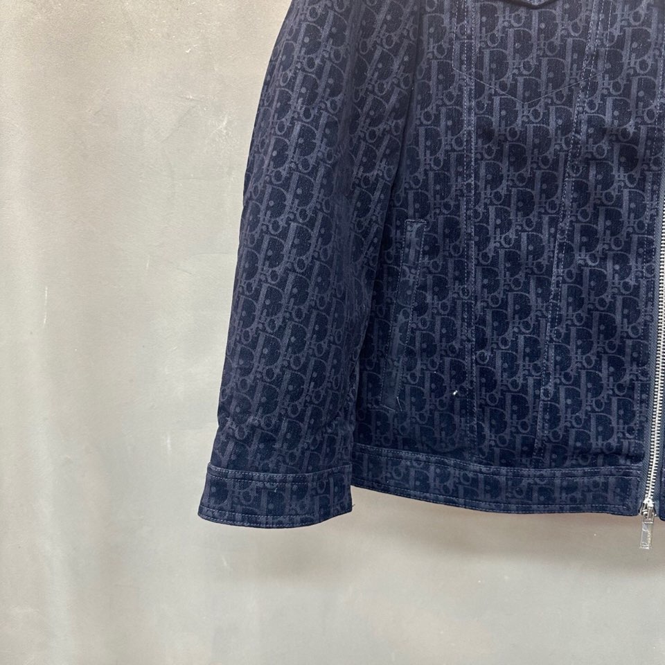 Dior 迪奥提花连帽羽绒服外套 满身logo印花设计\n颜色:黑 浅蓝 烫金 灰色\n码数: S M 