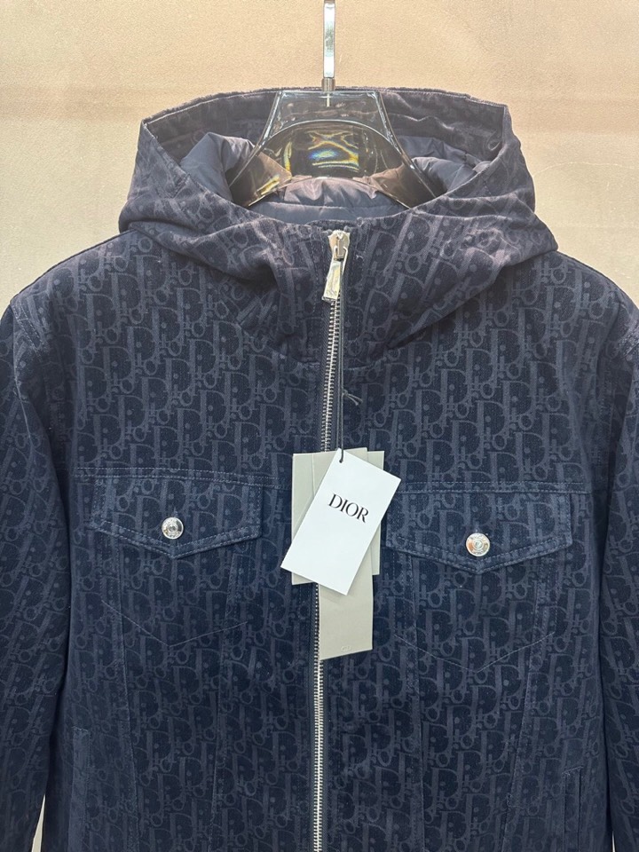 Dior 迪奥提花连帽羽绒服外套 满身logo印花设计\n颜色:黑 浅蓝 烫金 灰色\n码数: S M 