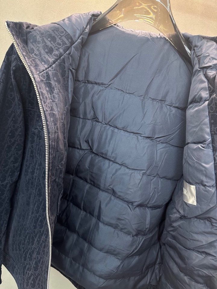 Dior 迪奥提花连帽羽绒服外套 满身logo印花设计\n颜色:黑 浅蓝 烫金 灰色\n码数: S M 