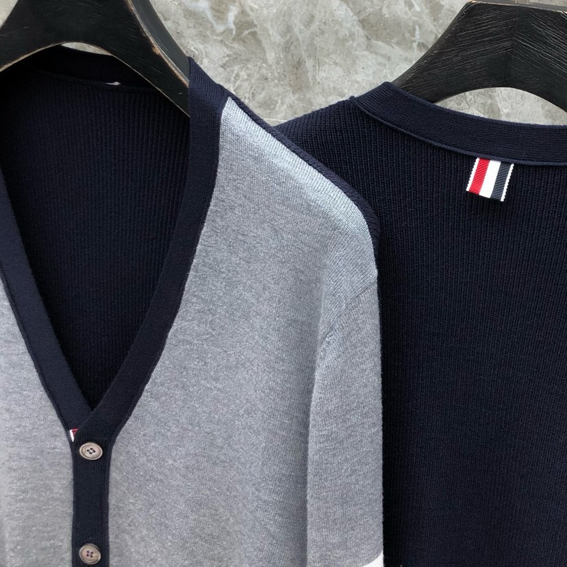 THOM BROWNE 汤姆布朗 TB正确版前后双组织拼色五扣开衫，男女同款情侣款开衫\n码数：1-4 