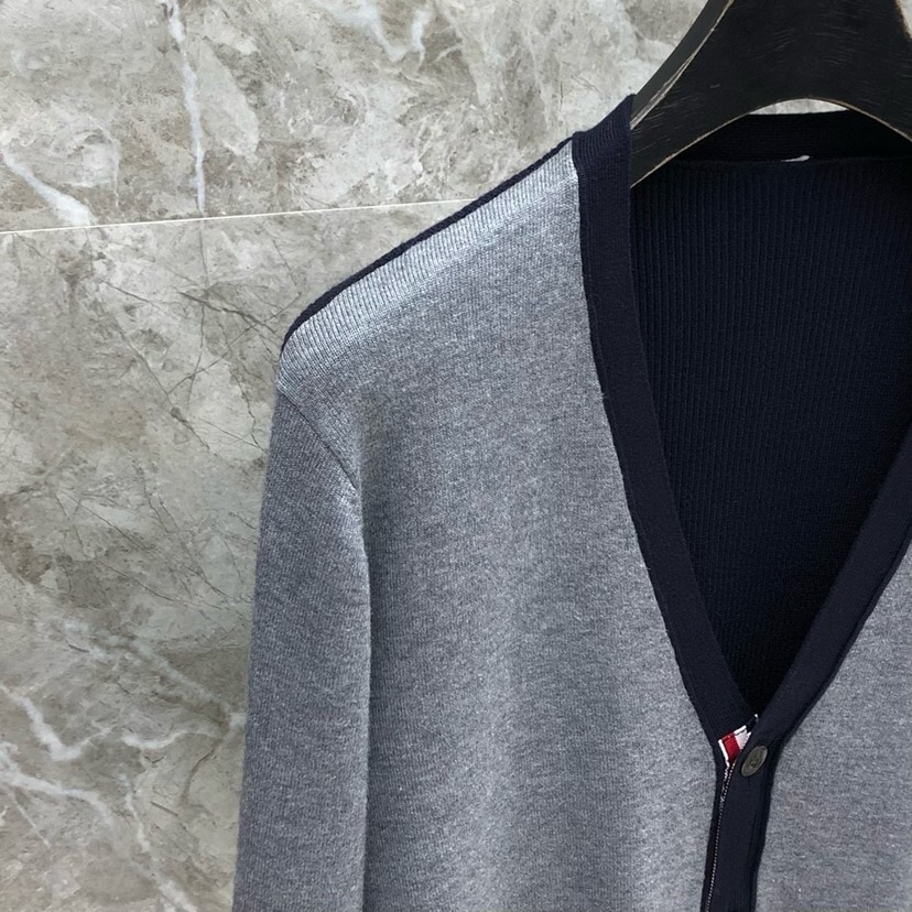THOM BROWNE 汤姆布朗 TB正确版前后双组织拼色五扣开衫，男女同款情侣款开衫\n码数：1-4 