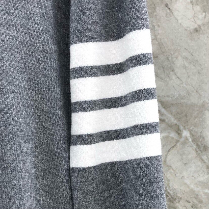 THOM BROWNE 汤姆布朗 TB正确版前后双组织拼色五扣开衫，男女同款情侣款开衫\n码数：1-4 