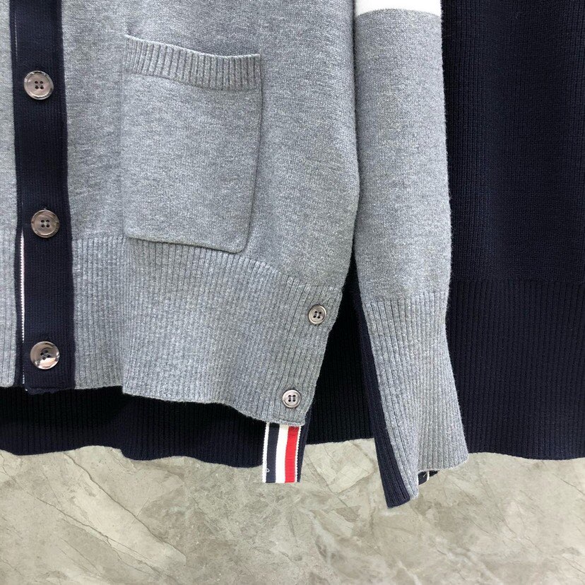 THOM BROWNE 汤姆布朗 TB正确版前后双组织拼色五扣开衫，男女同款情侣款开衫\n码数：1-4 