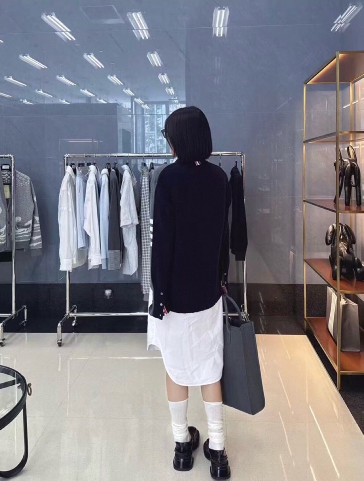 THOM BROWNE 汤姆布朗 TB正确版前后双组织拼色五扣开衫，男女同款情侣款开衫\n码数：1-4 