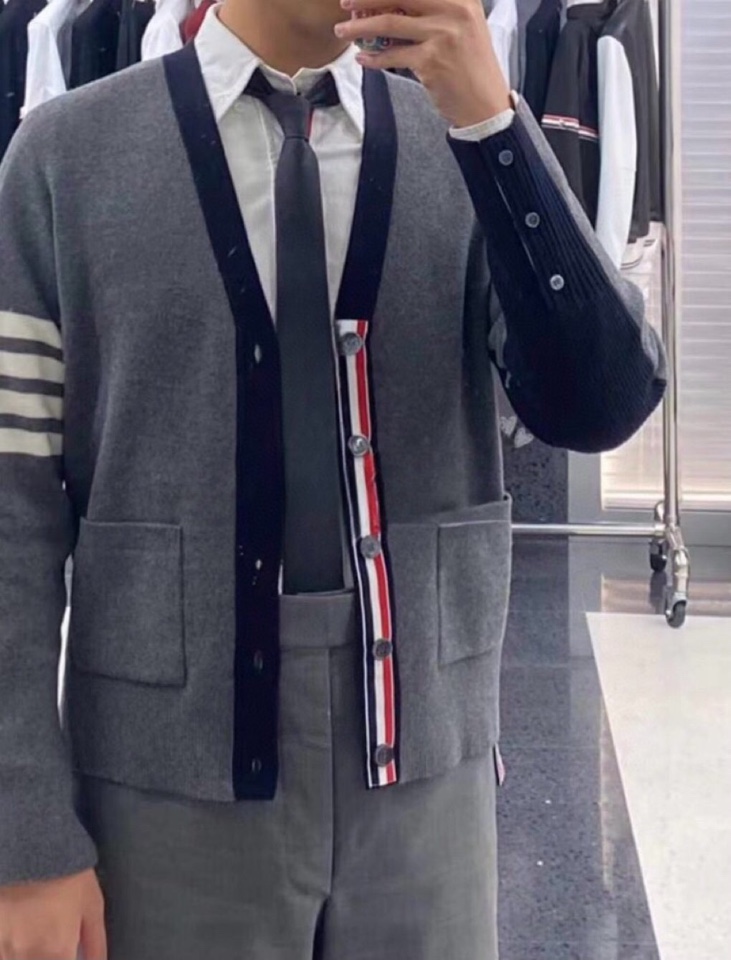 THOM BROWNE 汤姆布朗 TB正确版前后双组织拼色五扣开衫，男女同款情侣款开衫\n码数：1-4 