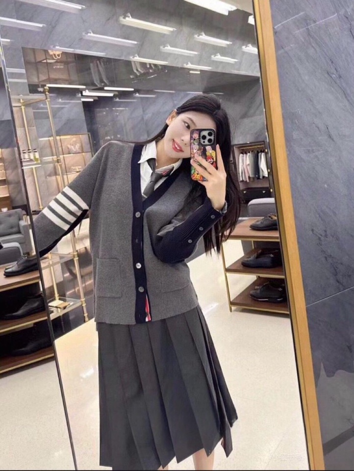 THOM BROWNE 汤姆布朗 TB正确版前后双组织拼色五扣开衫，男女同款情侣款开衫\n码数：1-4 